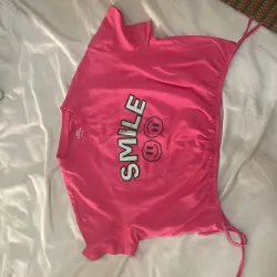 Áo bé gái 11-12t. Chưa sd, đã giặt. Sale 50k/1 cái có 2 cái