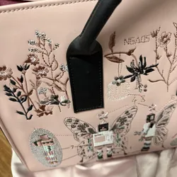 Túi NGAOS, đựng vừa laptop, mới dùng 1-2 lần, màu hồng đen, không chỉ thừa, thêu đẹp 722409