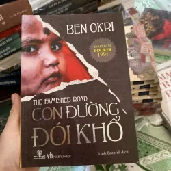 Con Đường Đói Khổ" (tên gốc: The Famished Road) của tác giả Ben Okri