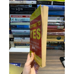 GETTING TO YES: NEGOTIATING AN AGREEMENT WITHOUT GIVING IN -  Roger Fisher and William Ury 172955