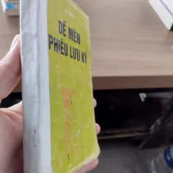 sách Dế Mèn phiêu lưu ký của nhà văn Tô Hoài. 
Đây là tác phẩm văn học thiếu nhi  1032635