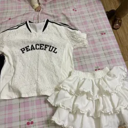 Set áo ren cách điệu dáng rộng cổ V, kèm chân váy trắng xoè 989765