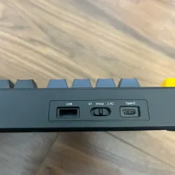 Bàn phím cơ AULA model F75 màu đen có phím màu vàng và cổng kết nối USB 721038