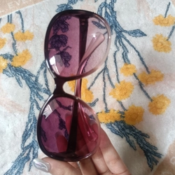 Kính mắt hồng