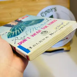 [Sách tiếng Anh 2hand] Like new 90% - 🧜‍♀️ Real Mermaids Don't Wear Toe Rings 715136