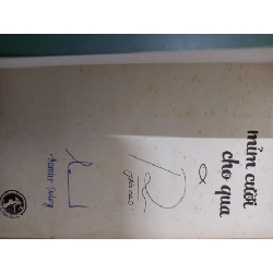 Mỉm cười cho qua - Có chữ ký tác giả - Iris Cao . Hamlet Trương Tản văn RUBO0810 923624