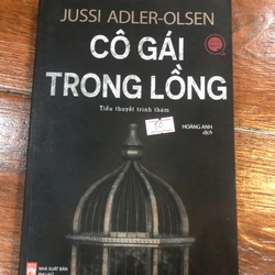 Cô gái trong lồng