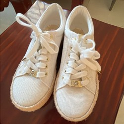 Giày sneaker Michael Kors trắng size 5,5 , chưa qua sử dụng , xách tay từ bên Mỹ