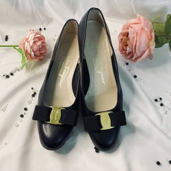 Salvatore ferragamo vara size 6C black 195270