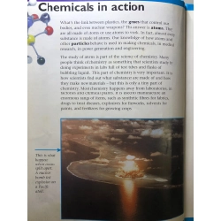 Atoms Chemicals in Action BÌA CỨNG mới 85% bẩn nhẹ Chris Oxlade HPB2607 NGOẠI VĂN 191240