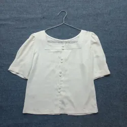 Áo kiểu cổ vuông màu trắng