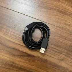 Phụ kiện sạc và bàn phím cơ kiểu dáng hiện đại, màu sắc đen vàng 721061