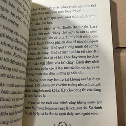 Emily Feather và chiếc gương bí ẩn 524459