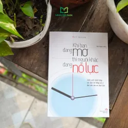 Sách: Khi Bạn Đang Mơ Thì Người Khác Đang Nỗ Lực (Tái Bản) 731120