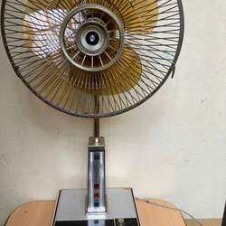 Quạt đứng Mitsubishi nắp lật phím cảm ứng có đèn cánh 30 màu vàng cát .100v