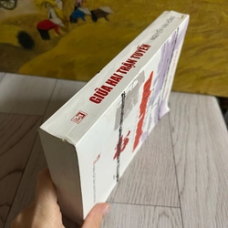 Giữa hai trận tuyến  327897