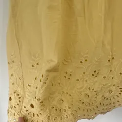 Áo sơ mi nữ cổ tròn tay ngắn màu vàng thêu họa tiết 1023299