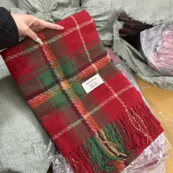 Khăn choàng họa tiết kẻ caro màu đỏ xanh lá 1024456