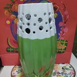 Bình hoa trang trí màu xanh trắng.