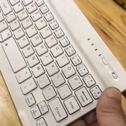 Bàn phím cũ 99% có sẵn pin sạc . bluthoot cho mấy tính bảng điện thoại laptop 522975