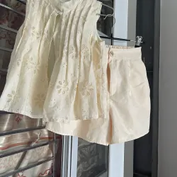 Set váy áo nữ Tay Ngắn phối ren hoa văn màu kem