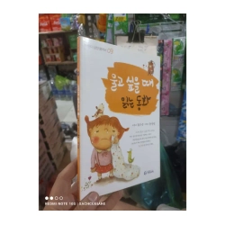 Truyện cô bé đang khóc bìa cam Tiếng Hàn