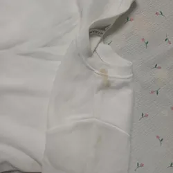 ÁO CROPTOP NỮ - BỊ DÍNH Ở VAI 1 XÍ Ạ 740012