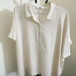 Áo sơmi hiệu Uniqlo màu kem  791326