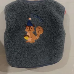 Áo gile lông cừu thêu sóc cho bé 733644