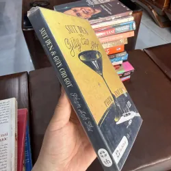 Suit đen và giày cao gót – Phạm Anh Thư (sách tản văn hiện đại)- K2 999796