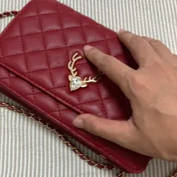 Túi xách dây đeo chéo dự tiệc da mềm màu đỏ đô chưa dùng còn nguyên tag 1019332