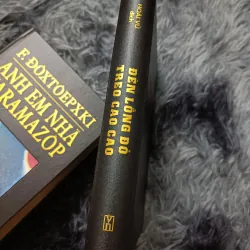 Đèn lồng đỏ treo cao cao 926556