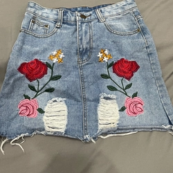 Váy jean xanh nhạt size M, hoa thêu, nữ