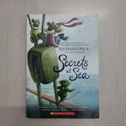 Sách Secrets at sea của Richard Peck tình trạng 80%