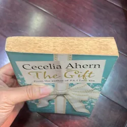  🎁 The Gift -A Magical Christmas Story Family- cecelia ahern ngoại văn no 1 Bestseller  1054260