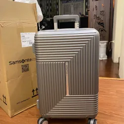 Pass lại vali samsonite size cabin mới, còn nguyên phiếu bảo hanhf. Giá 5 triệu. 796035