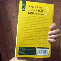 Sách bạn là ai trong mắt người khác 1021169