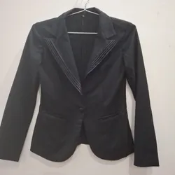 Áo khoác màu đen, mặc cùng áo thun bên trong 605081