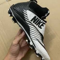 Giày thể thao hiệu NIKE có móng
