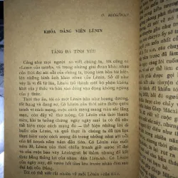 Một buổi tối tháng tư - Tạp truyện và bút ký về V.I.Lê-nin 786048