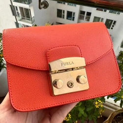 Pass túi Furla màu cam, mới 98-99% pass nhẹ 999k, đựng vừa Ip15prm nha