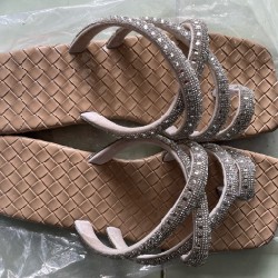 dép nữ size 37 mua mang được 2l do chân to nên pass lại  12040