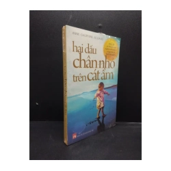 Hai dấu chân nhỏ trên cát ẩm 982187