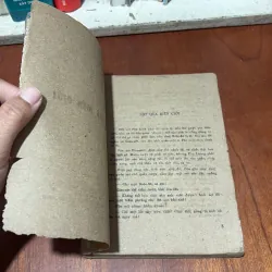 II Sách Xưa: Lọt Qua Biên Giới - Viết Linh - 1984 751409