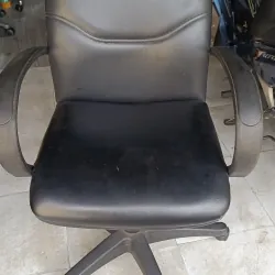 Ghễ xoay văn phòng,chất liệu  da đã qua sử dụng,bị rách chút ở lưng