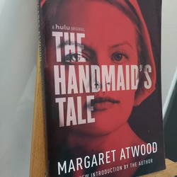 The Handmaid's Tale (Margaret Atwood) - có series phim truyền hình 193360