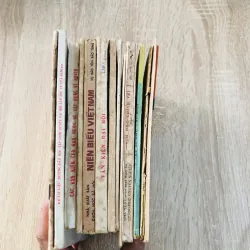 Hết lô 14 cuốn lịch sử chính trị như hình 150k 929046