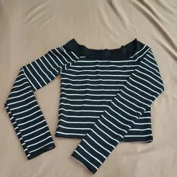 Áo trễ vai dài tay,dọc trắng 