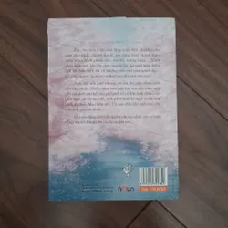 Em đứng trên cầu ngắm phong cảnh, người đứng trên lầu ngắn lại en 706300