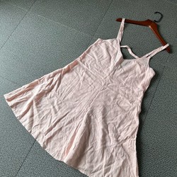 Một chiếc đầm linen hiệu Mango